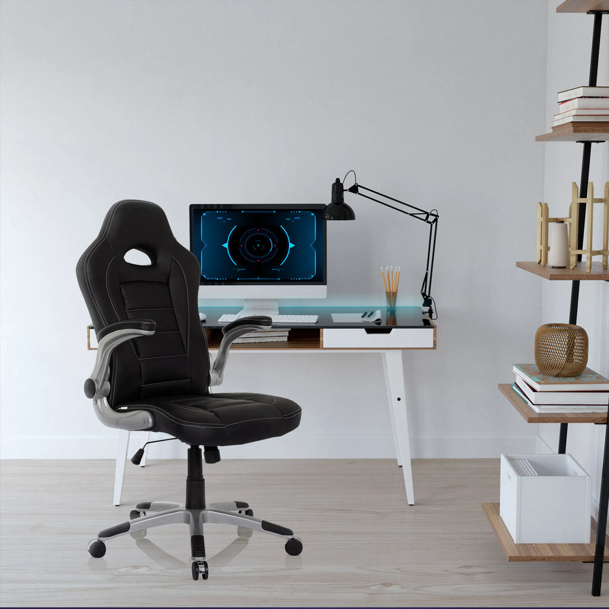 Svart spelstol GAME SPORT med armstöd och hjul vid ett skrivbord från hjh OFFICE