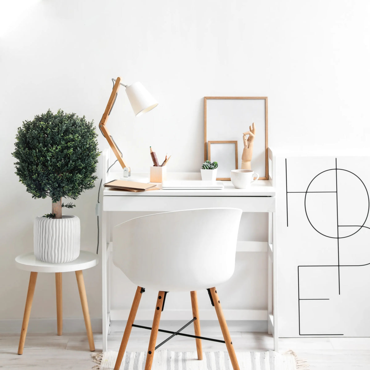 Gröna konstgjorda växter BUXUS i en vit, strukturerad ytterkruka på ett sidobord från hjh OFFICE