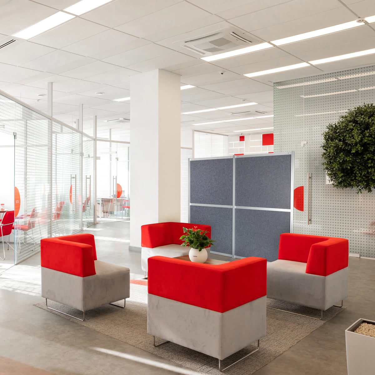 Grå Skärmvägg FLEXMIUT MODUL som rumsavdelare i en kontorsmiljö från hjh OFFICE