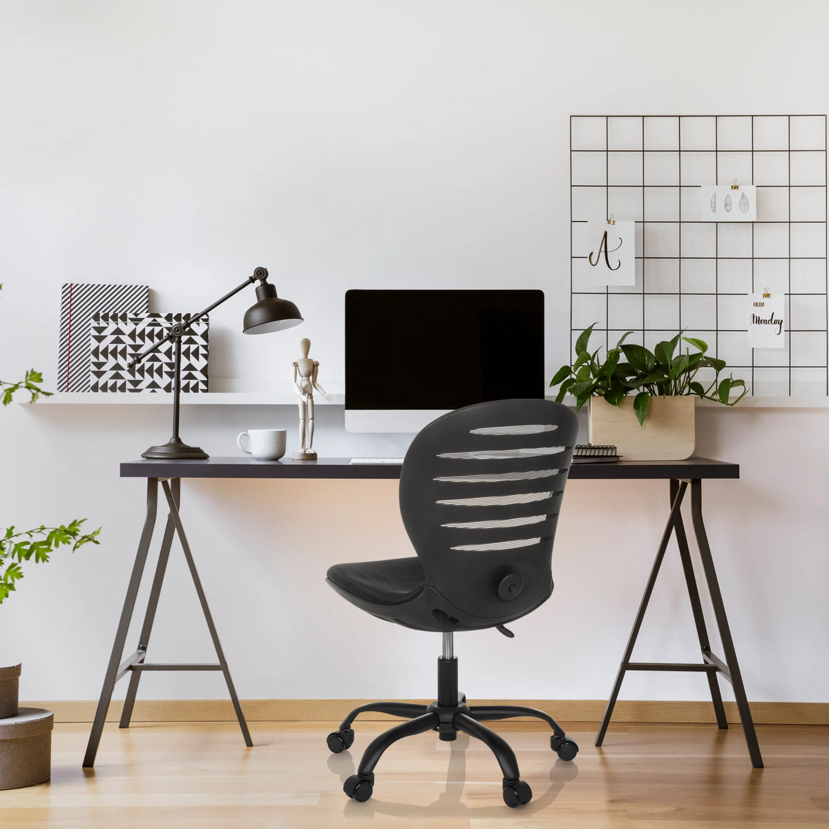 Svart CASLA Home Office kontorsstol med svängt ryggstöd och hjul framför ett skrivbord från hjh OFFICE