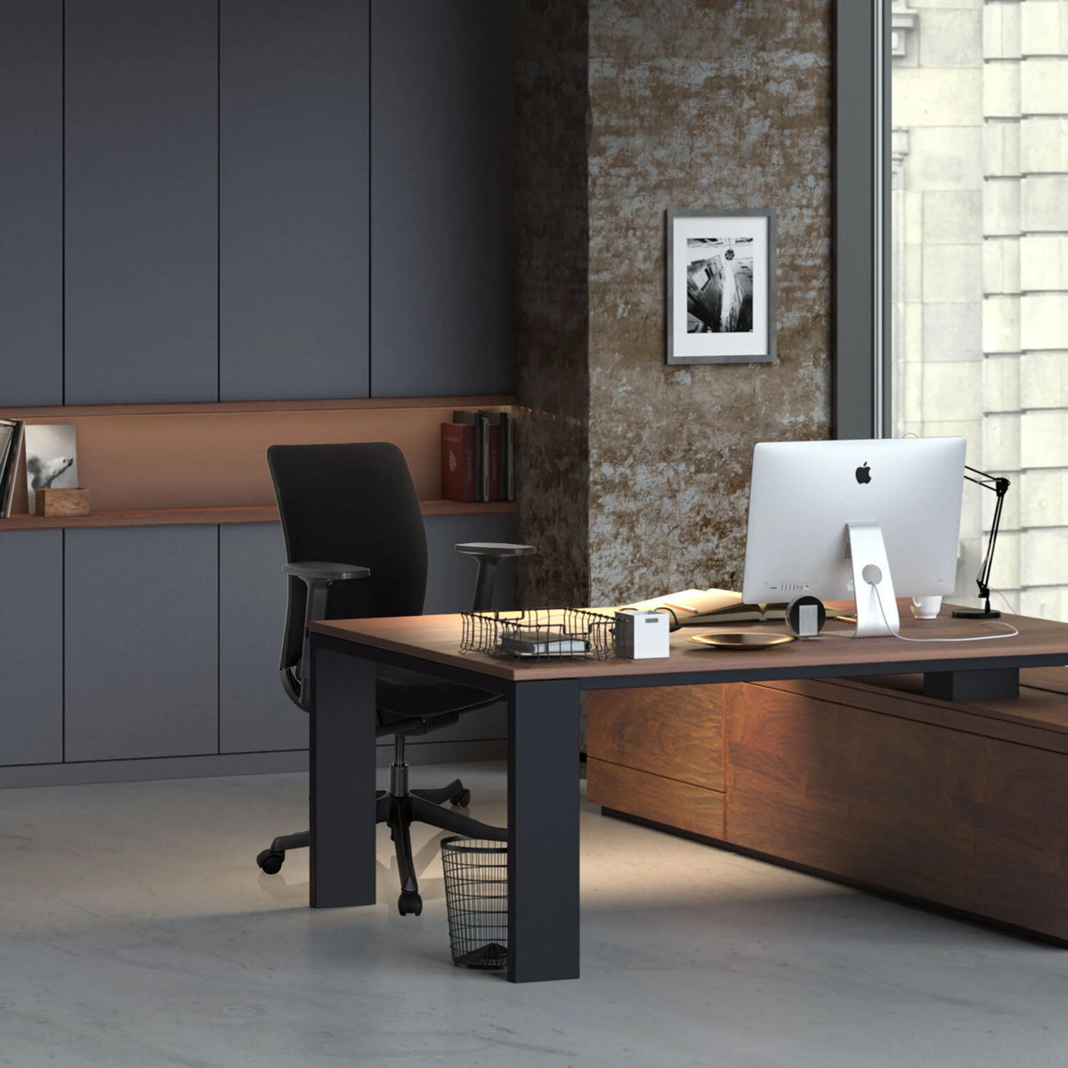 Professionell kontorsstol SENATOR i svart vid ett skrivbord i ett modernt inrett kontor från hjh OFFICE