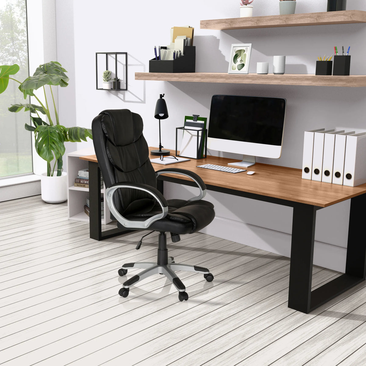 Home Office chefsfåtölj RELAX BY155 i svart med armstöd framför ett skrivbord från MyBuero
