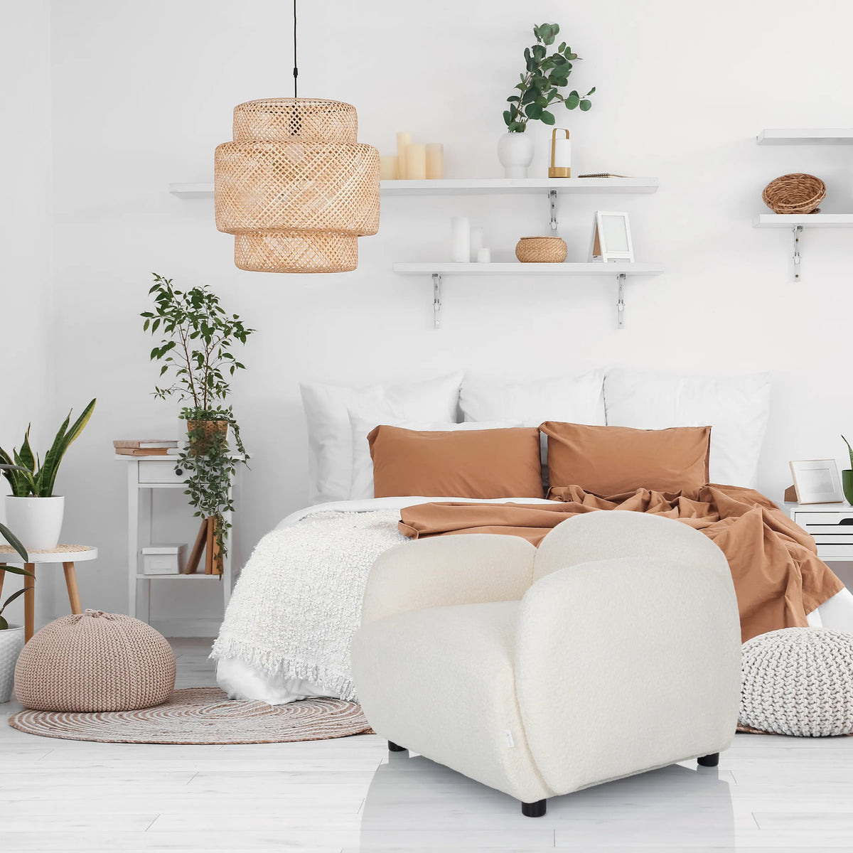 Vit Loungefåtölj VERDUNA med mjuk stoppning och korta svarta ben från hjh LIVING