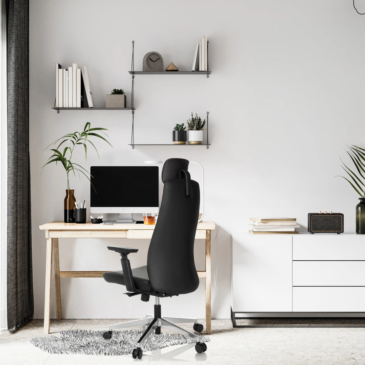 Professionell chefsfåtölj YUCANO I i svart vid ett skrivbord i ett ljust rum från hjh OFFICE