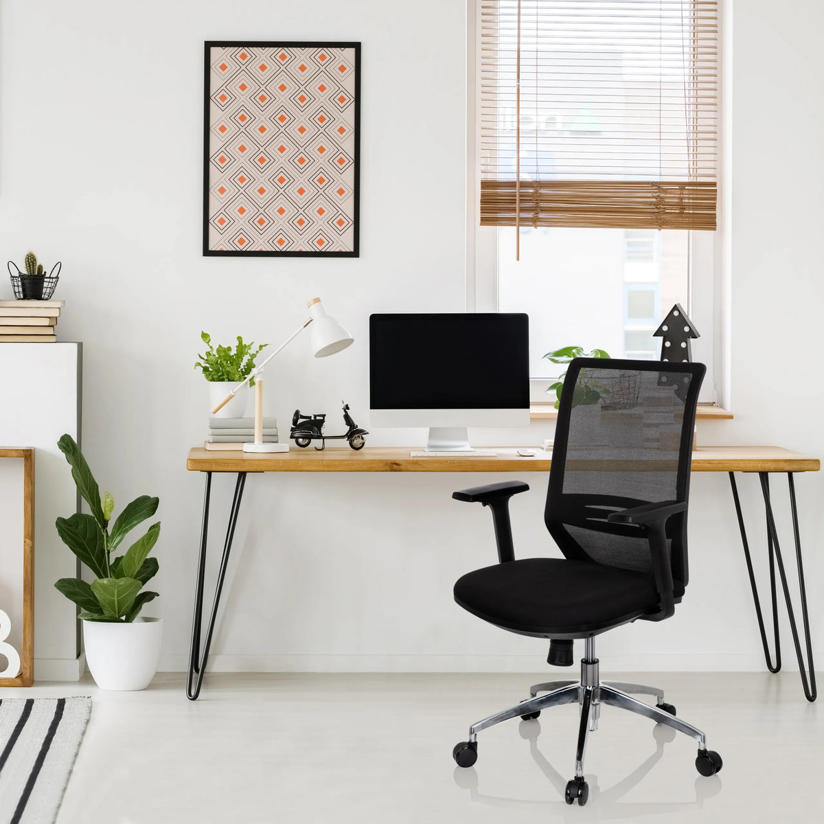 Svart Professionell kontorsstol PROFONDO med nätryggstöd och kromad fotkorsbas från hjh OFFICE