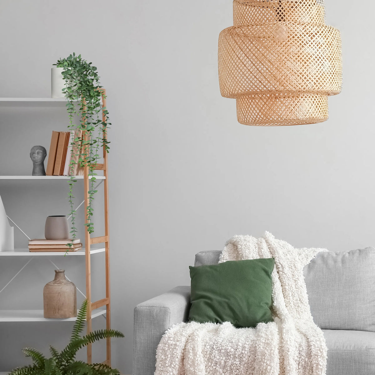 Grön Konstgjorda växter EUCALYPTUS CLIMB i en hylla bredvid en grå soffa från hjh OFFICE