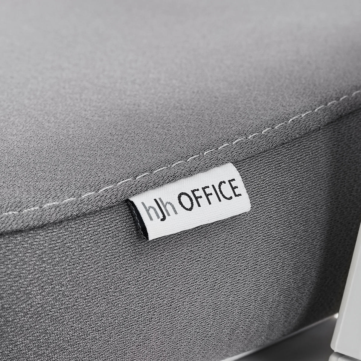 Varumärkesetikett på den grå tygbeklädnaden på den professionella kontorsstolen Ergomy WF 2 från hjh OFFICE