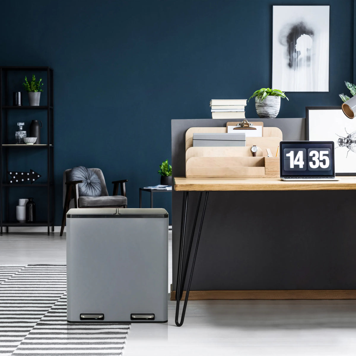 Grå papperskorg Clean 13 med två 30-litersfack och handtag från hjh OFFICE