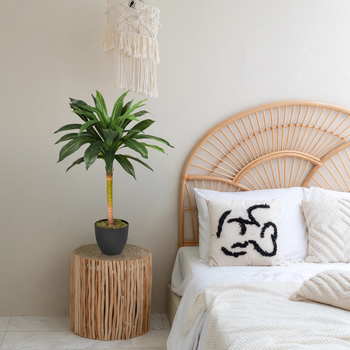 Konstgjorda växter DRACAENA I i grönt med en mörk kruka på ett sidobord från hjh OFFICE