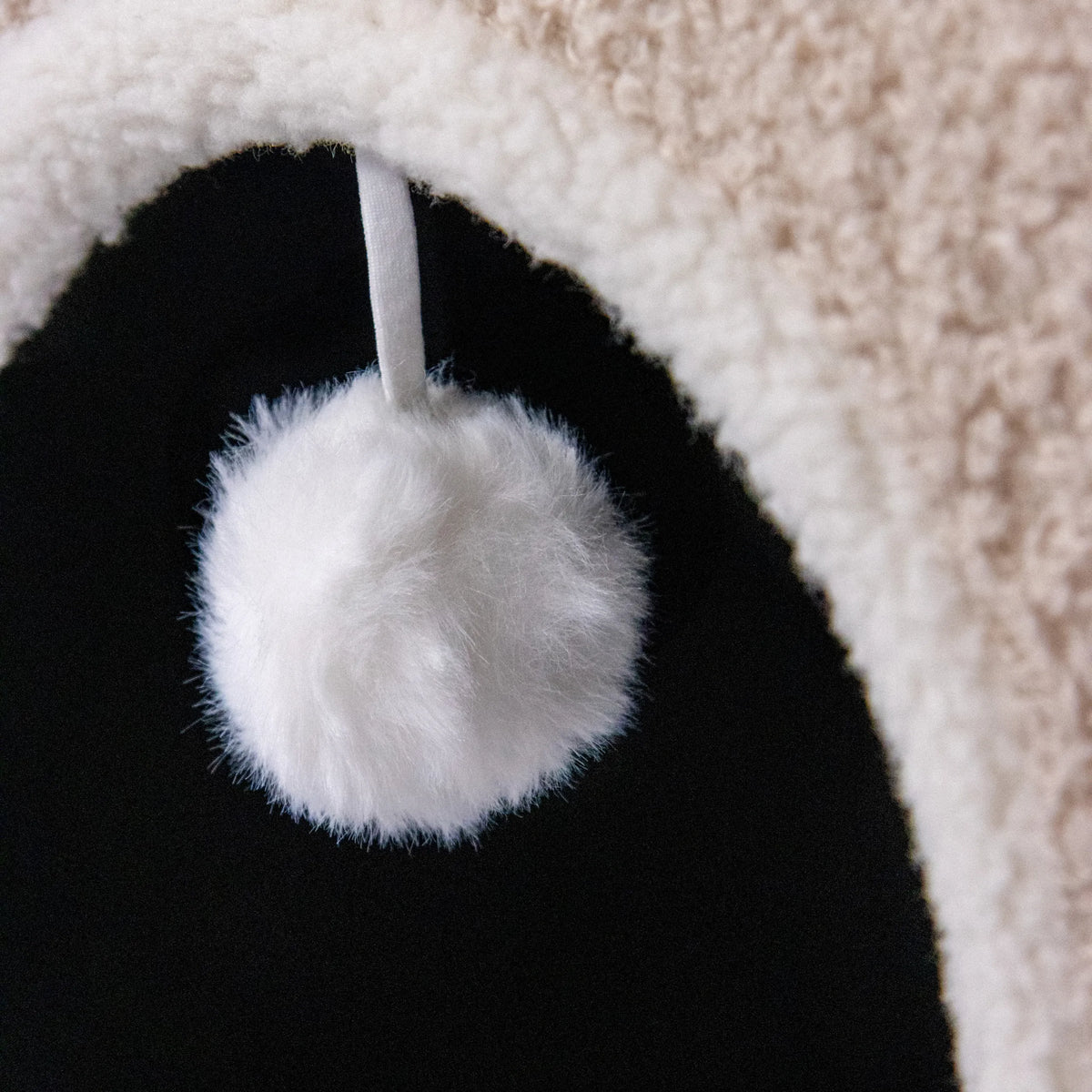 Vit pompon på en beige kattgrotta PAWY EB från hjh LIVING