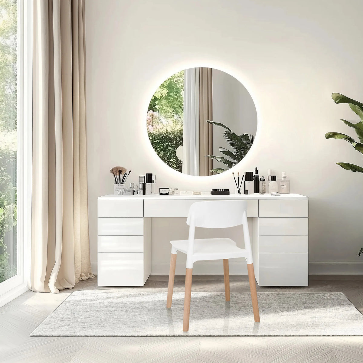Vit fyrbent stol SCANDI E med ljusa träben framför ett sminkbord från hjh LIVING