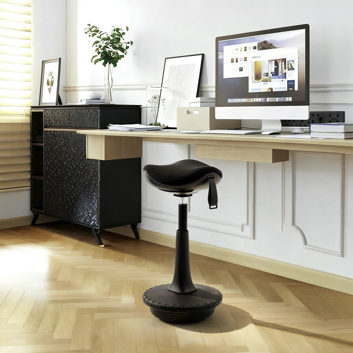 Svart ståstol Balance Sit Ergo med vadderad sits och rund fot från hjh OFFICE