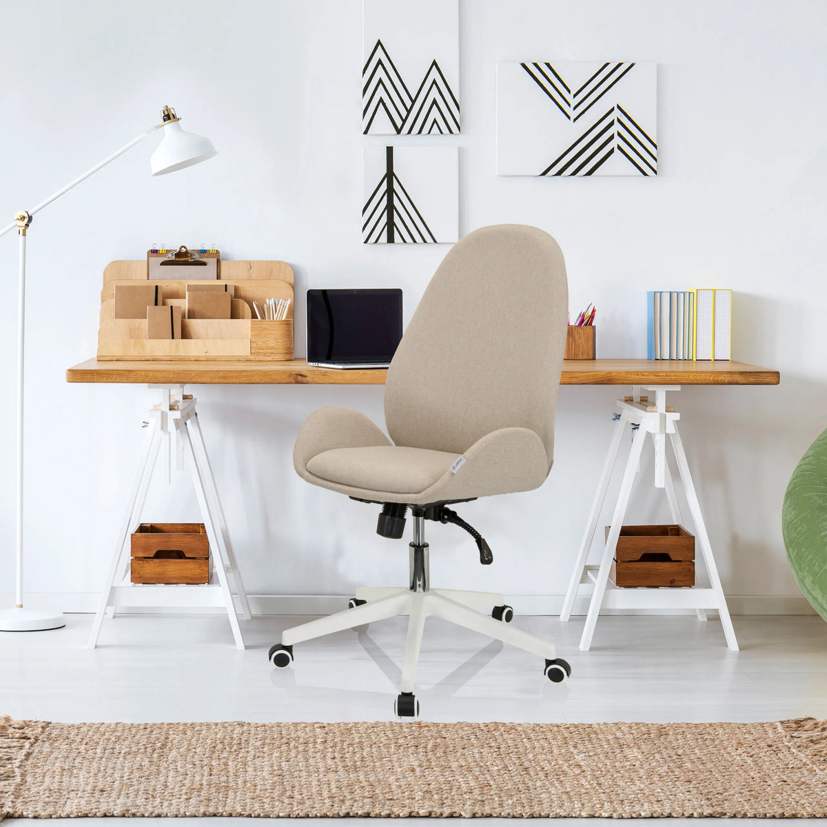 Beige Home Office kontorsstol AVEA I med fem hjul och ett svängt ryggstöd från hjh OFFICE