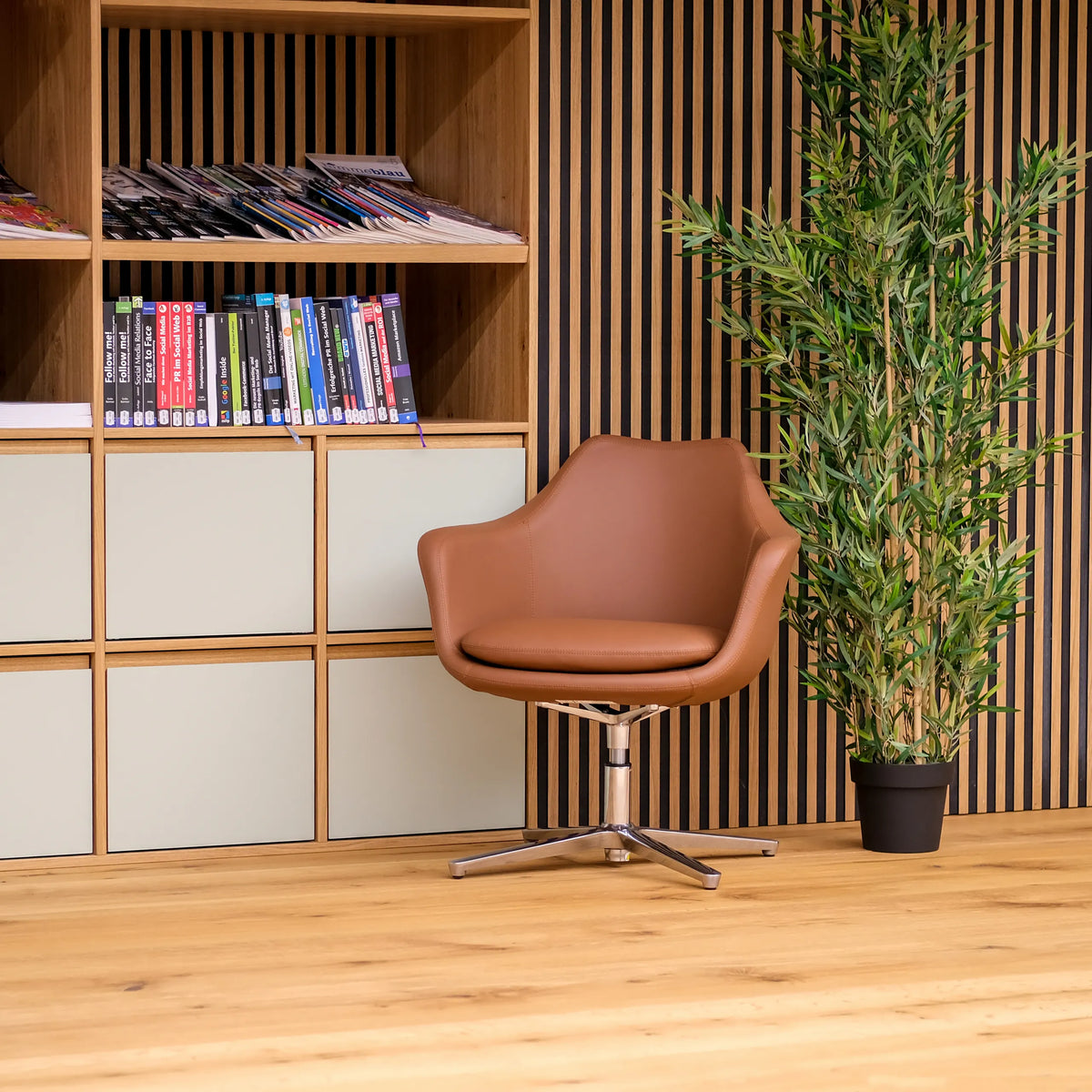 Brun Loungefåtölj ARTEMIA med rundat skal och fyrstjärnig stjärnfot från hjh OFFICE
