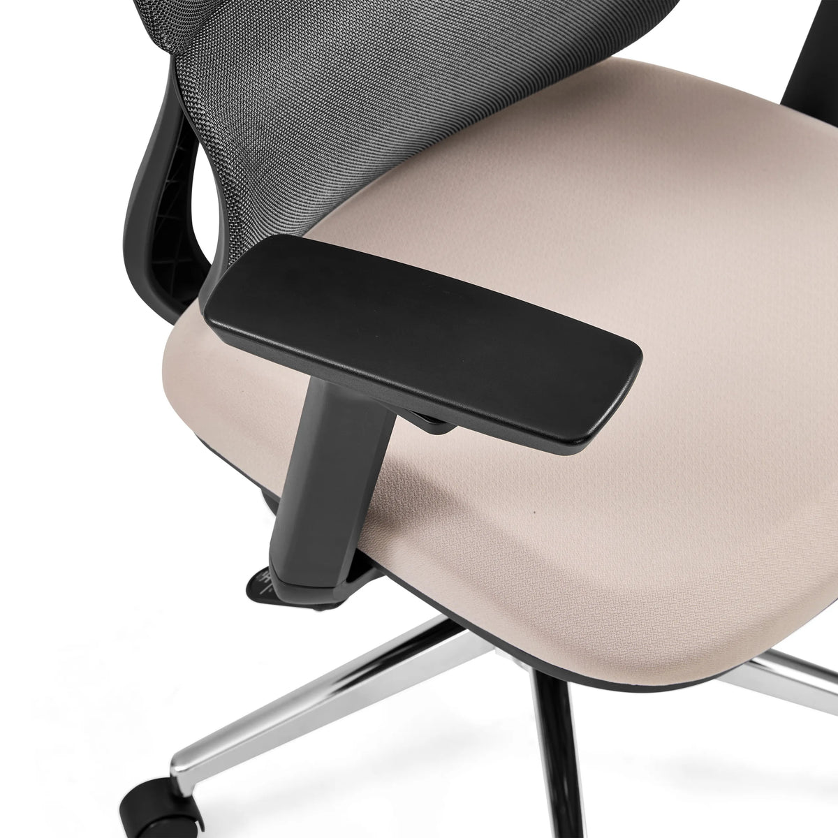 Svart armstöd på den professionella kontorsstolen Ergomy Pro med beige tygsits och mörkgrå nätrygg från hjh OFFICE