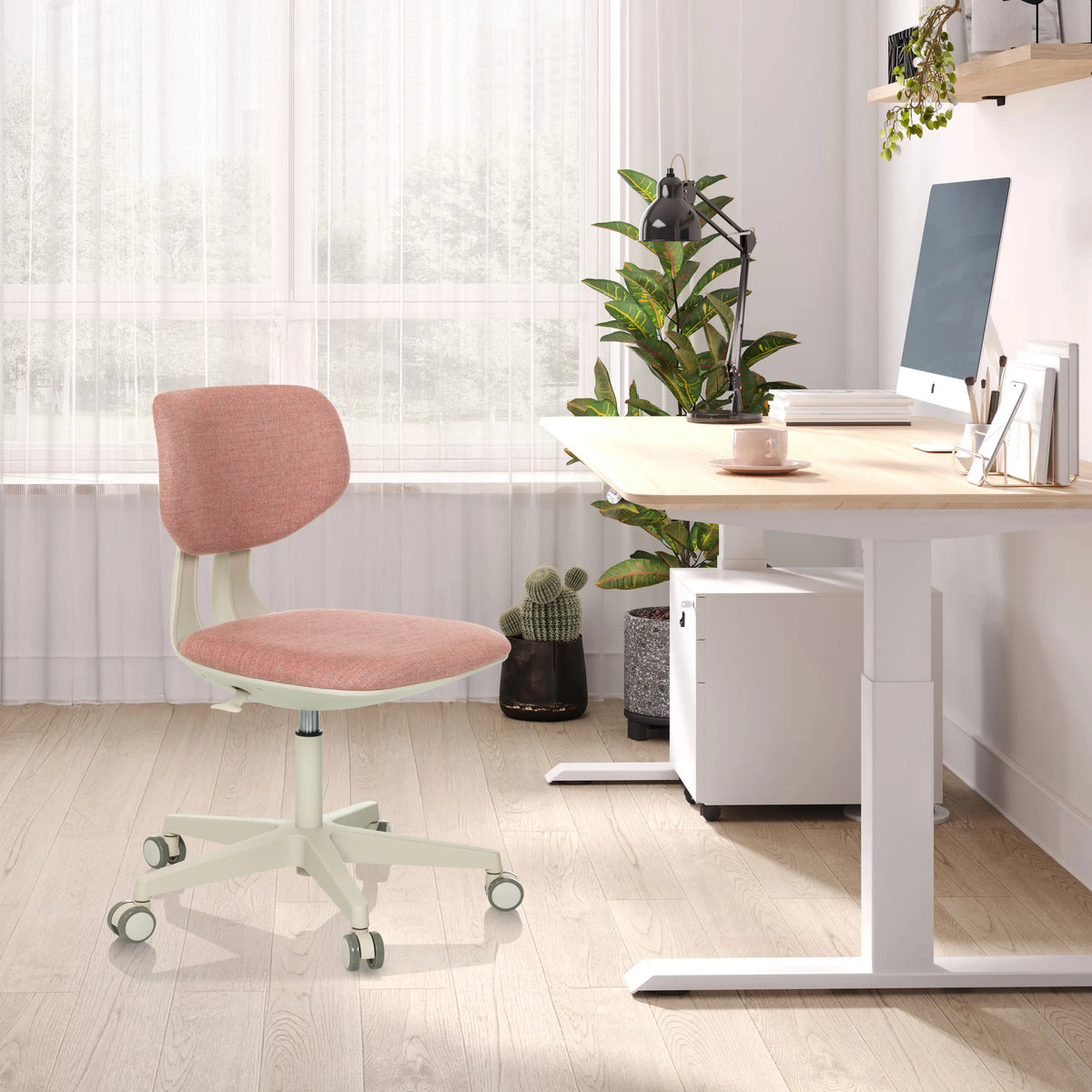 Rosa snurrstol för barn KID CLASSIC med vit ram och hjul vid ett ljust skrivbord från hjh OFFICE