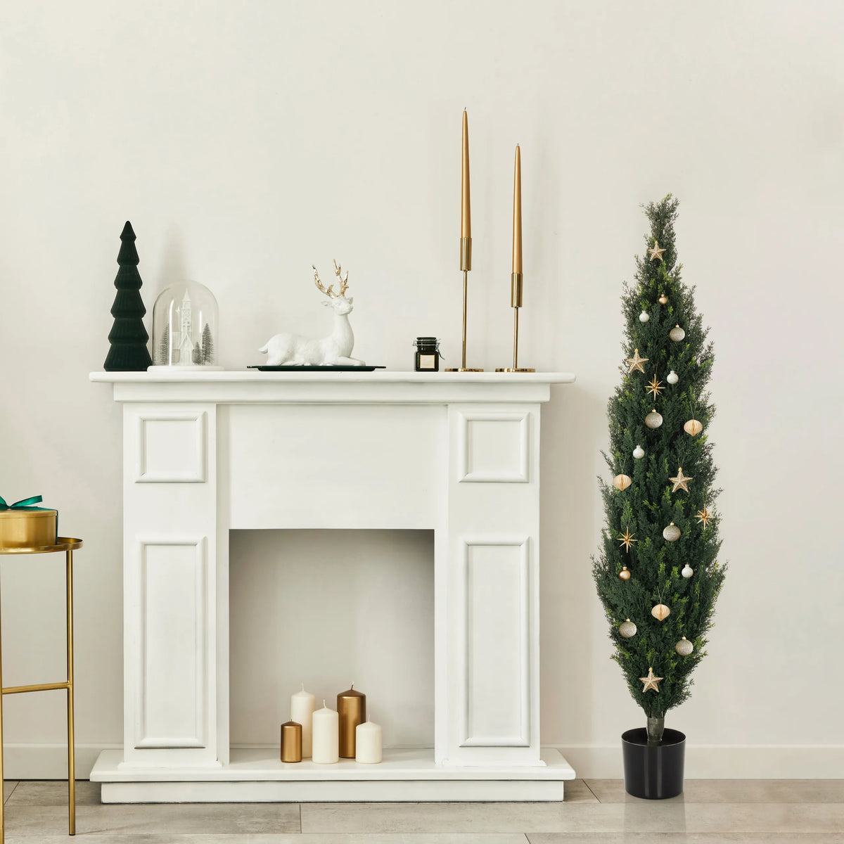 Konstgjorda växter CEDRUS i grön färg med gyllene kulor och stjärnor i kruka från hjh OFFICE