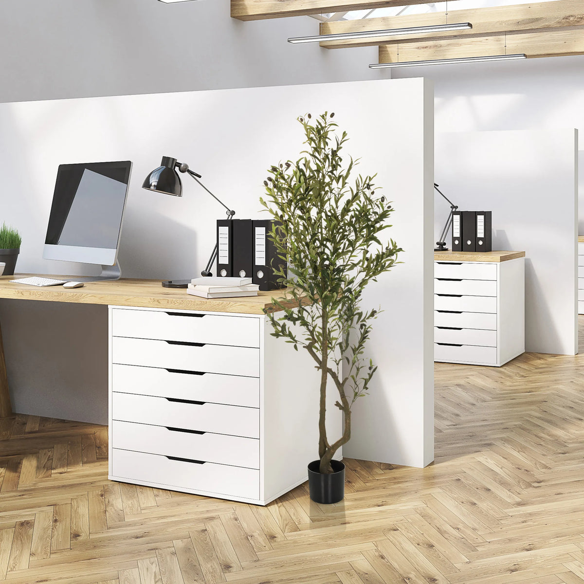 Grön konstgjorda växter OLIVE I i svart kruka bredvid ett skrivbord från hjh OFFICE