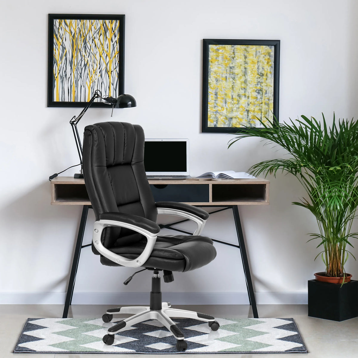 Svart Home Office kontorsstol RELAX CL150 med armstöd och hjul framför ett skrivbord från MyBuero