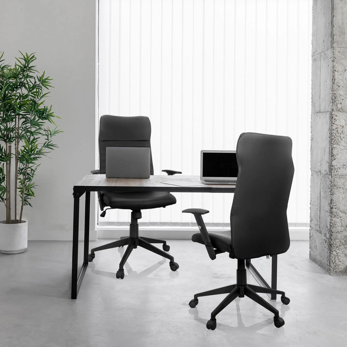 Två svarta ARTON 30 Home Office kontorsstolar vid ett skrivbord från hjh OFFICE