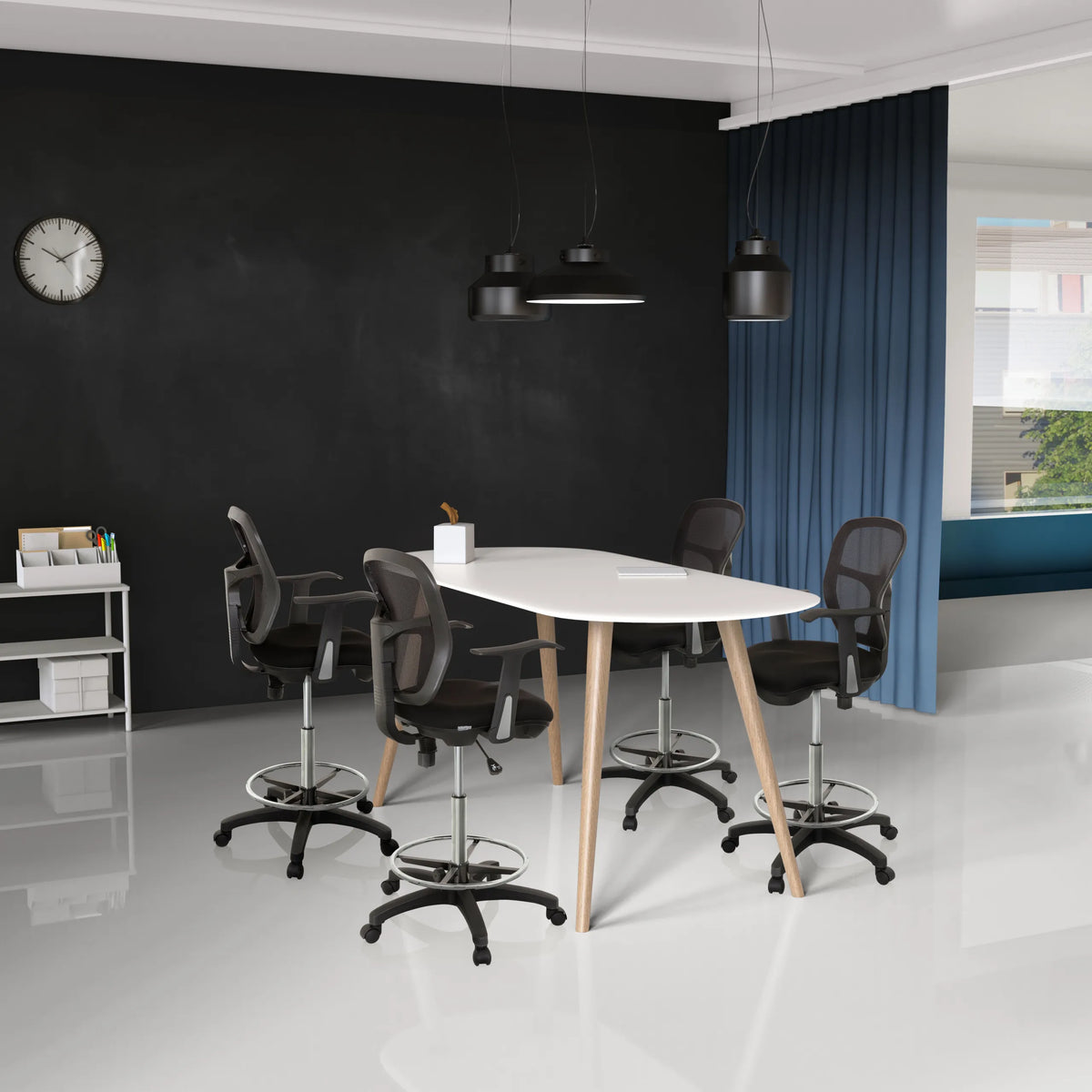 Fyra svarta bardiskstolar TOP WORK 108 med fotstöd vid ett vitt ovalt bord från hjh OFFICE