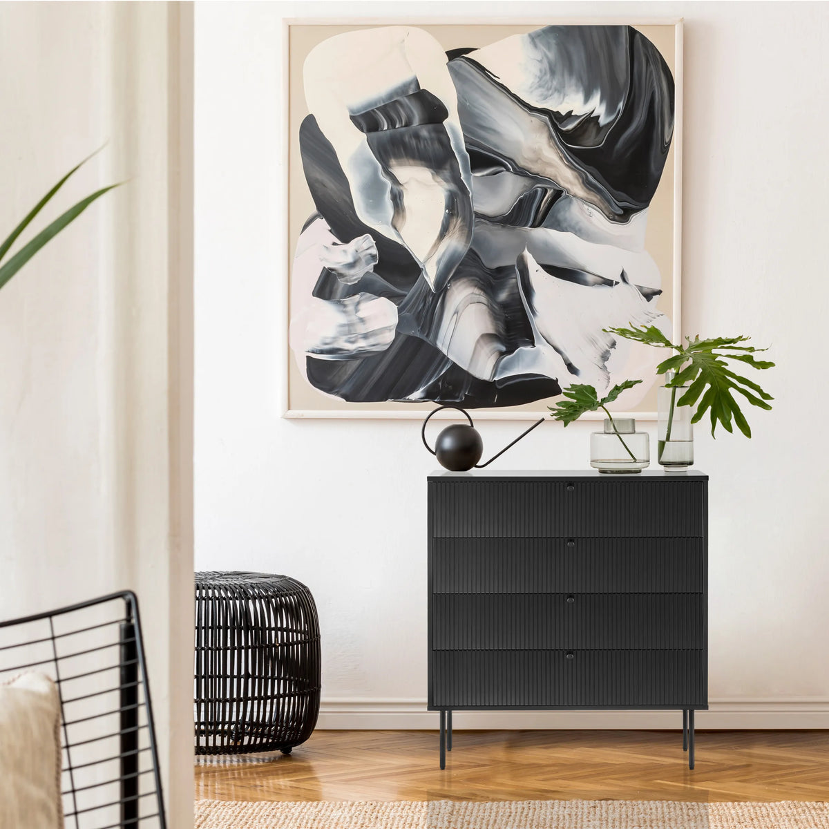 Svart Byrå KARBY K med tre lådor och räfflad frontyta från hjh LIVING