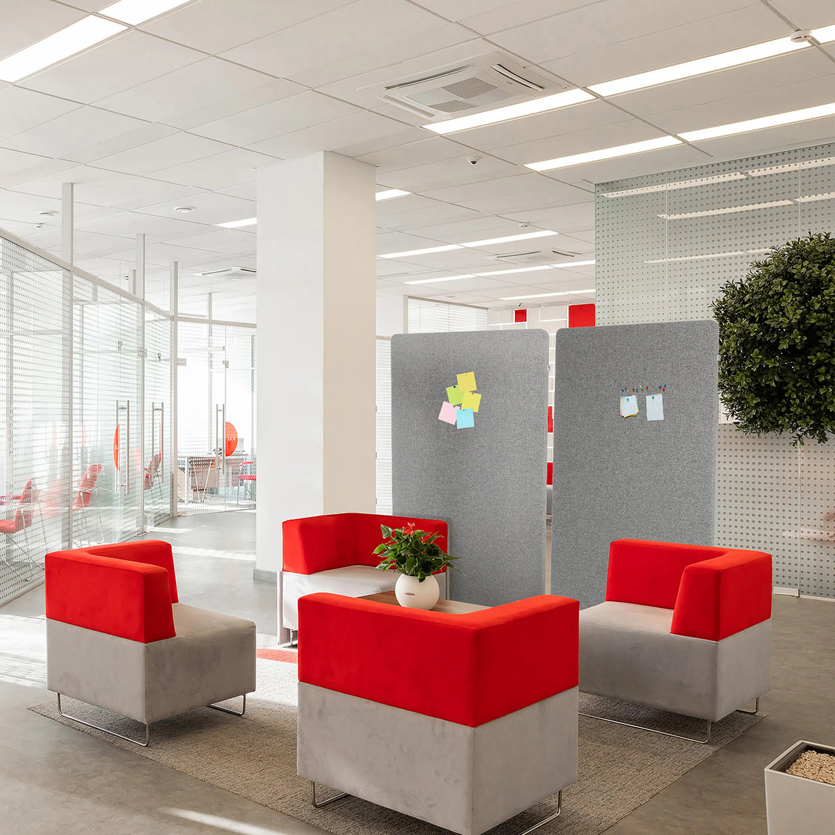 Ljusgrå skärmväggar FLEXMIUT STAND i ett kontorslandskap med en sittgrupp från hjh OFFICE