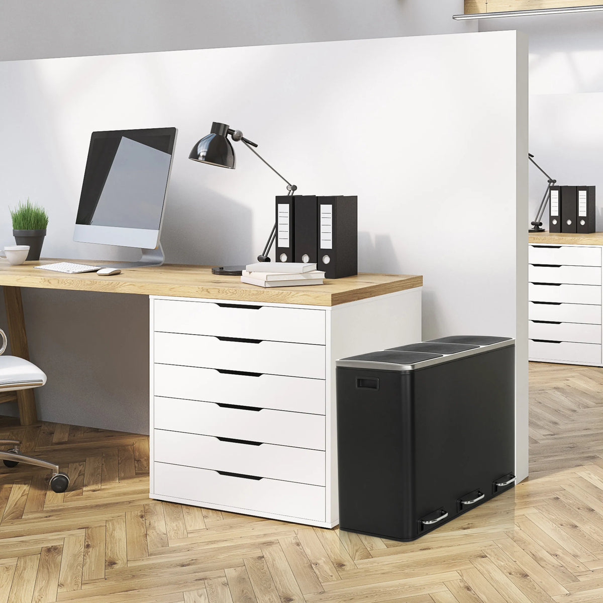 Svart Papperskorg Clean 9 med två fack bredvid ett skrivbord från hjh OFFICE
