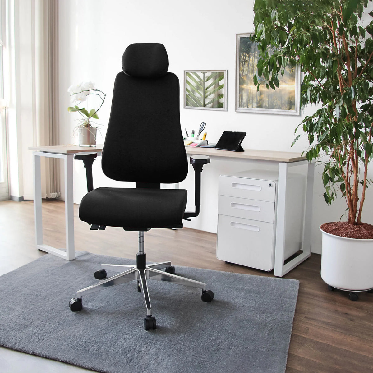 Svart Professionell kontorsstol PRO-TEC 400 med nackstöd och justerbara armstöd från hjh OFFICE