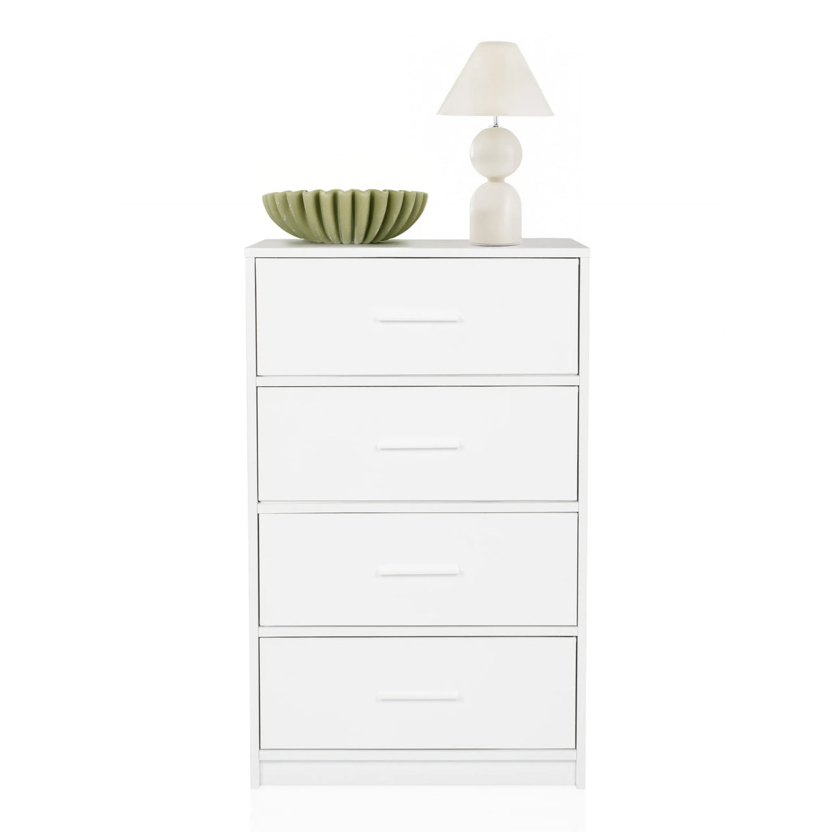 Vit byrå ESTORIA med fyra lådor, dekorerad med en skål och en bordslampa från hjh LIVING