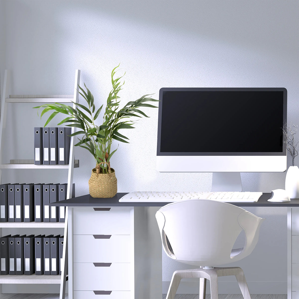 Grön Konstgjorda växter CHAMAEDOREA i en flätad kruka på ett skrivbord från hjh OFFICE
