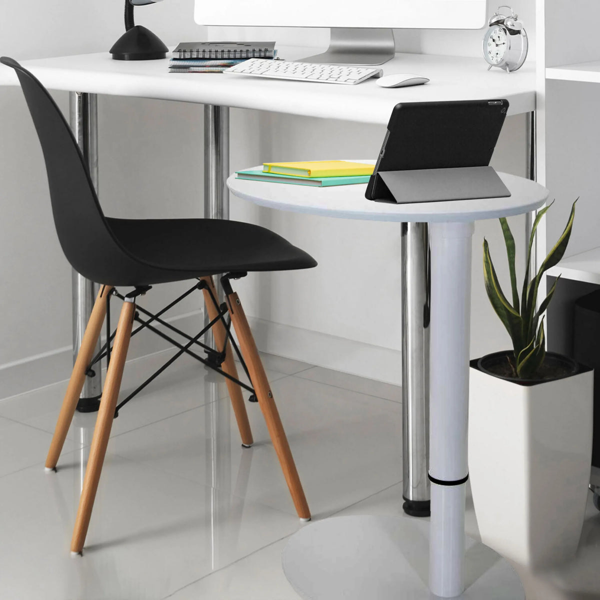Vitt ståskrivbord STAND III med rund avlastningsyta, svart stol och en krukväxt från hjh OFFICE