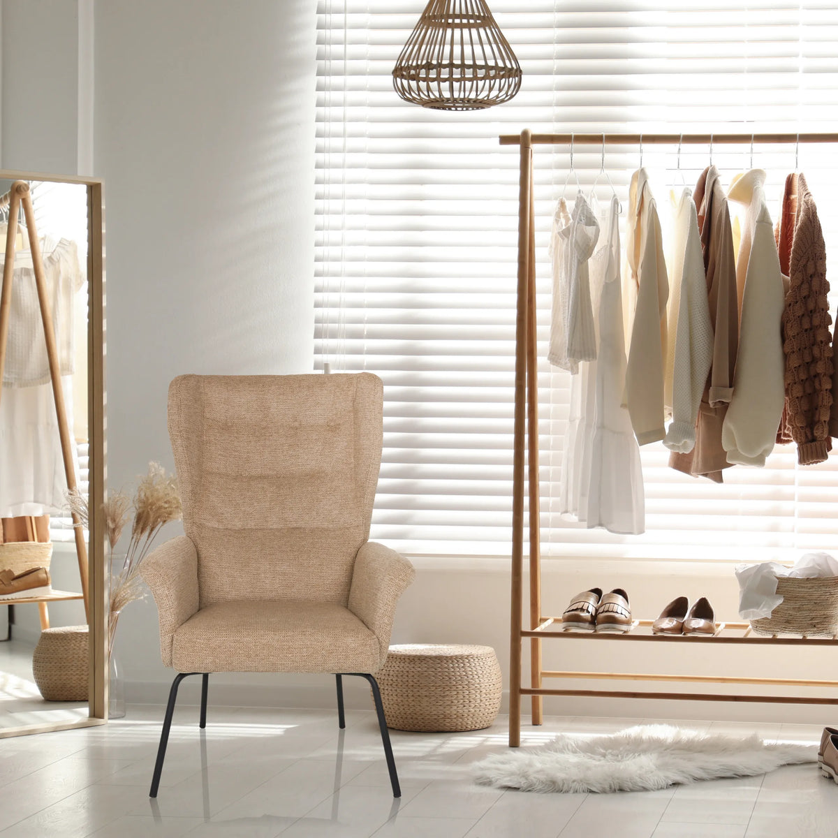 Beige Stoppad fåtölj HAVENIO med fyra svarta metallben från hjh LIVING