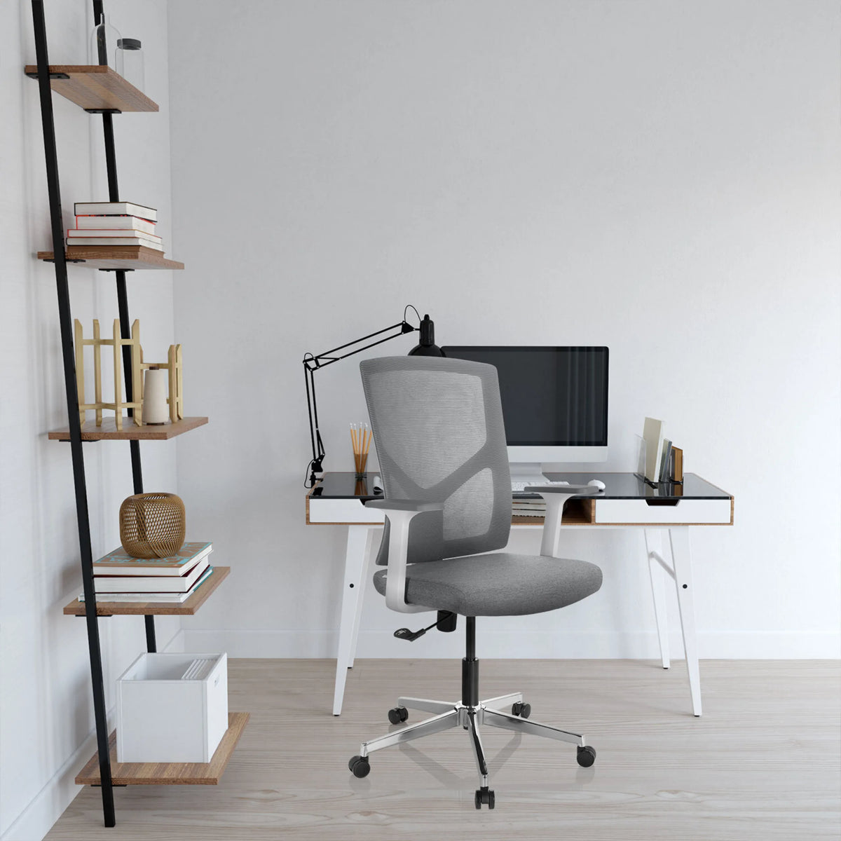 Grå Home Office kontorsstol BRETON BASE W med nätryggstöd och armstöd från hjh OFFICE