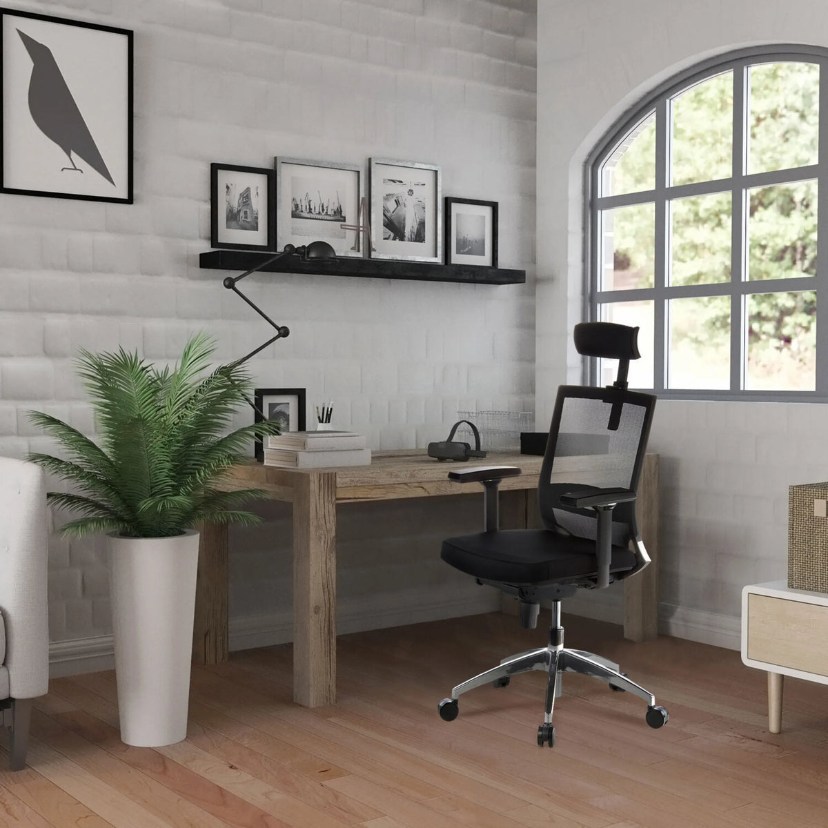 Svart Professionell kontorsstol PORTO MAX med nätrygg och nackstöd vid ett träbord från hjh OFFICE