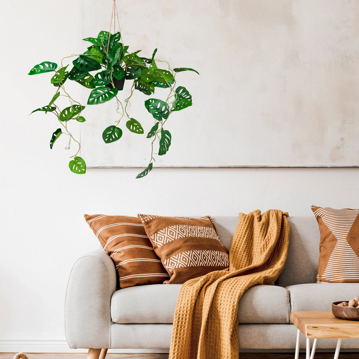 Grön Konstgjorda växter MONSTERA CLIMB som hängande växt framför en ljus vägg från hjh OFFICE