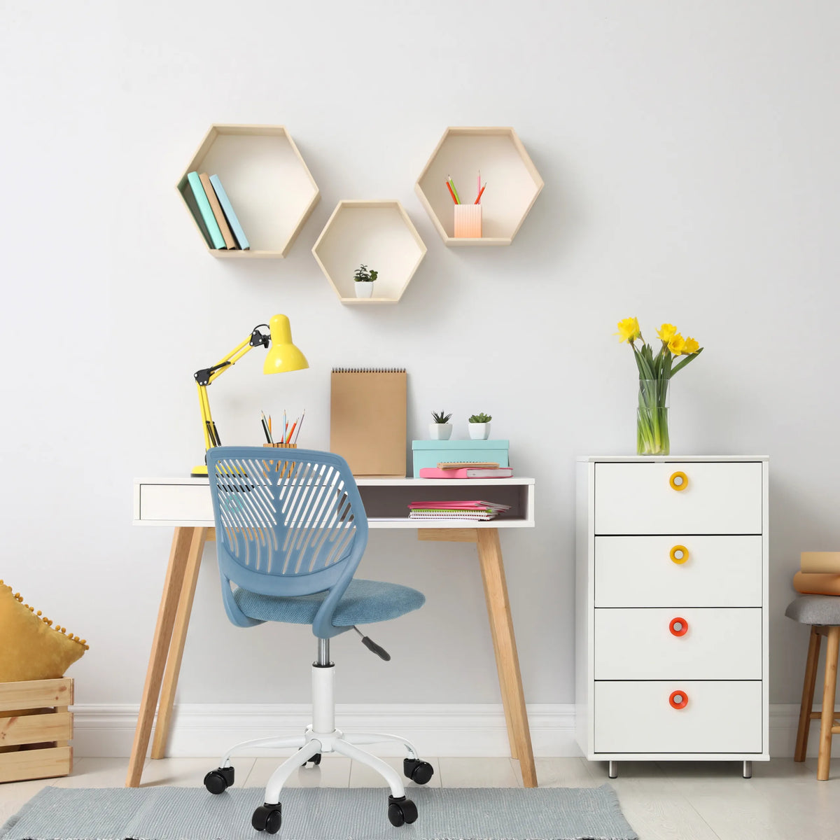 Blå Snurrstol för barn KID QW med vit stjärnfot och hjul från hjh OFFICE