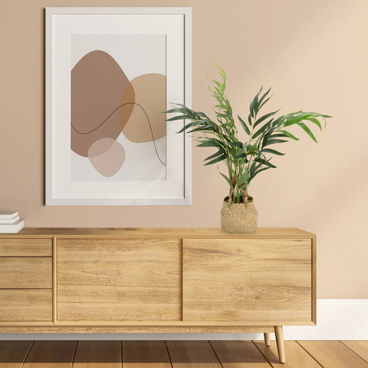 Grüne Kunstpflanze CHAMAEDOREA in einem geflochtenen Topf auf einem Sideboard von hjh OFFICE