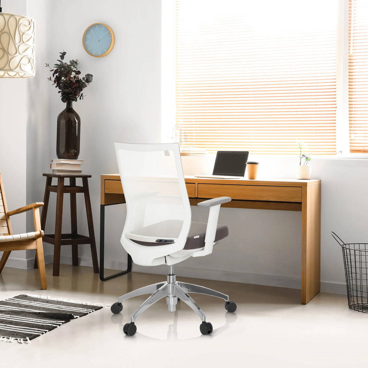 Professionell kontorsstol ASPEN WHITE i grått och vitt med nätryggstöd och armstöd vid ett skrivbord från hjh OFFICE