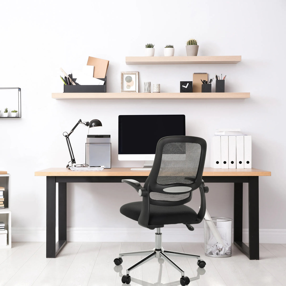 Svart Home Office kontorsstol MIKO B ECO med nätryggstöd och armstöd från hjh OFFICE