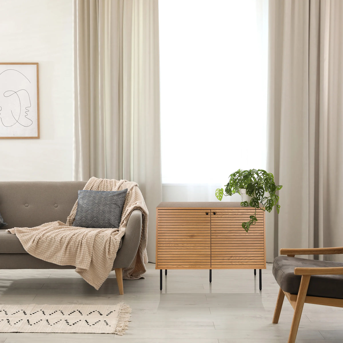 Sidobord LINNO S i ek med räfflade fronter och svarta metallben från hjh LIVING