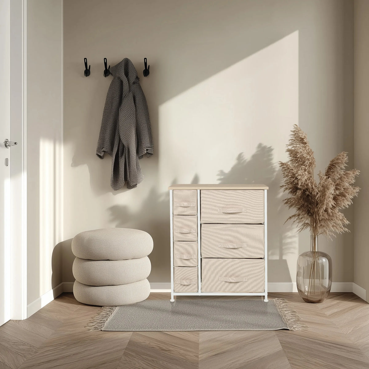 Byrå FOLDRESS B i beige med flera tyglådor och vit ram från hjh LIVING