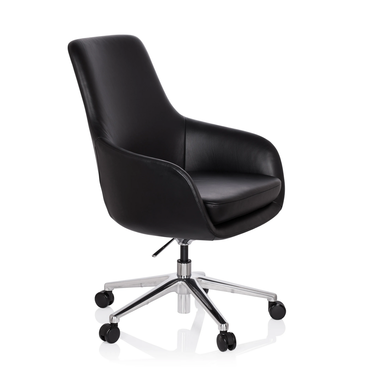 Schwarzer Profi-Chefsessel BARENO mit Lederbezug und einem Fußkreuz mit fünf Rollen von hjh OFFICE – 360-Grad-Ansicht (schräge Frontansicht 60°)