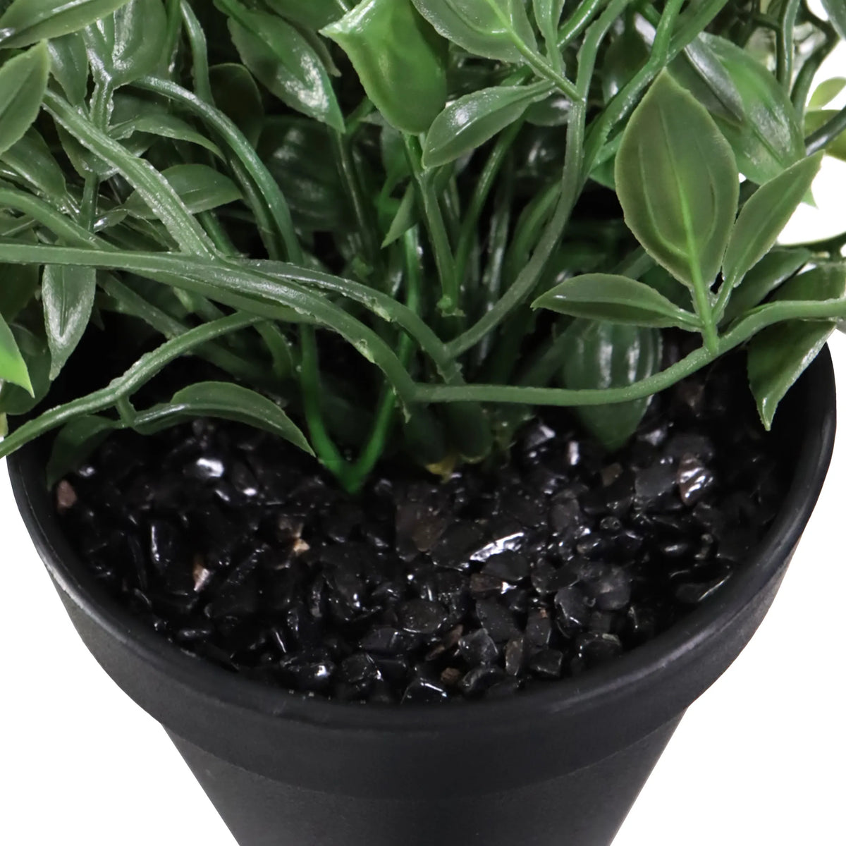 Gröna blad och svarta dekorationsstenar från den konstgjorda växten Epipremnum Climb i en svart kruka från hjh OFFICE