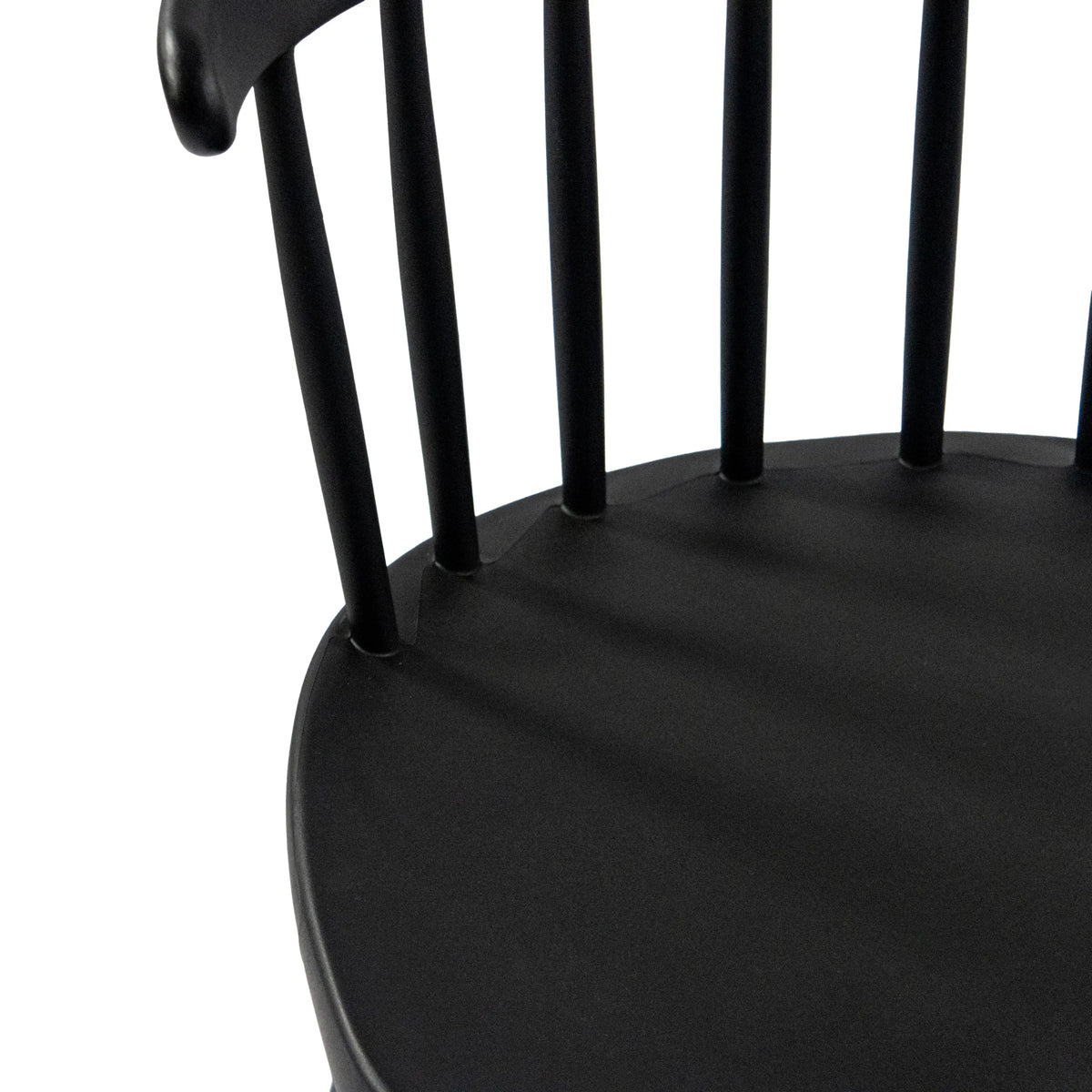 Svart ryggstöd med vertikala pinnar på Matstol ARTIFO RIB från hjh LIVING