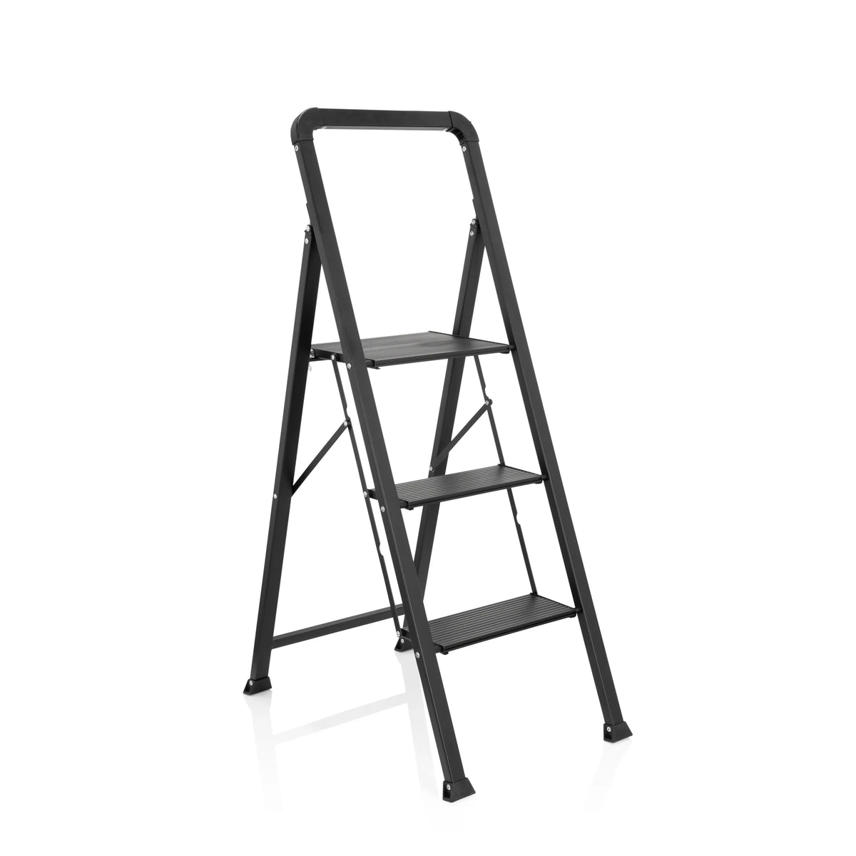 Fällbar stege SOLID W6 i svart med tre steg och ett handtag från hjh OFFICE – 360-gradersvy (snett framifrån 40°)