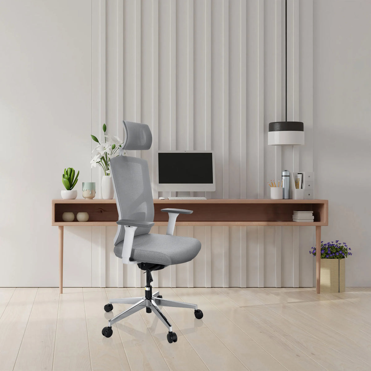 Grå professionell kontorsstol BRETON PRO W med nackstöd och armstöd framför ett minimalistiskt skrivbord från hjh OFFICE