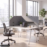 Grå bordsskärmvägg FLEXMIUT T TOP med 160 cm längd på ett vitt skrivbord från hjh OFFICE (AI-genererad bild)