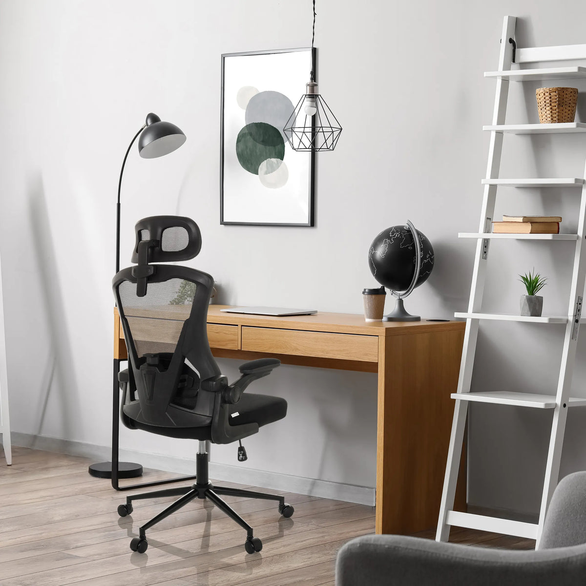 Svart Professionell kontorsstol ARIGANO med nätrygg och nackstöd vid ett skrivbord från hjh OFFICE
