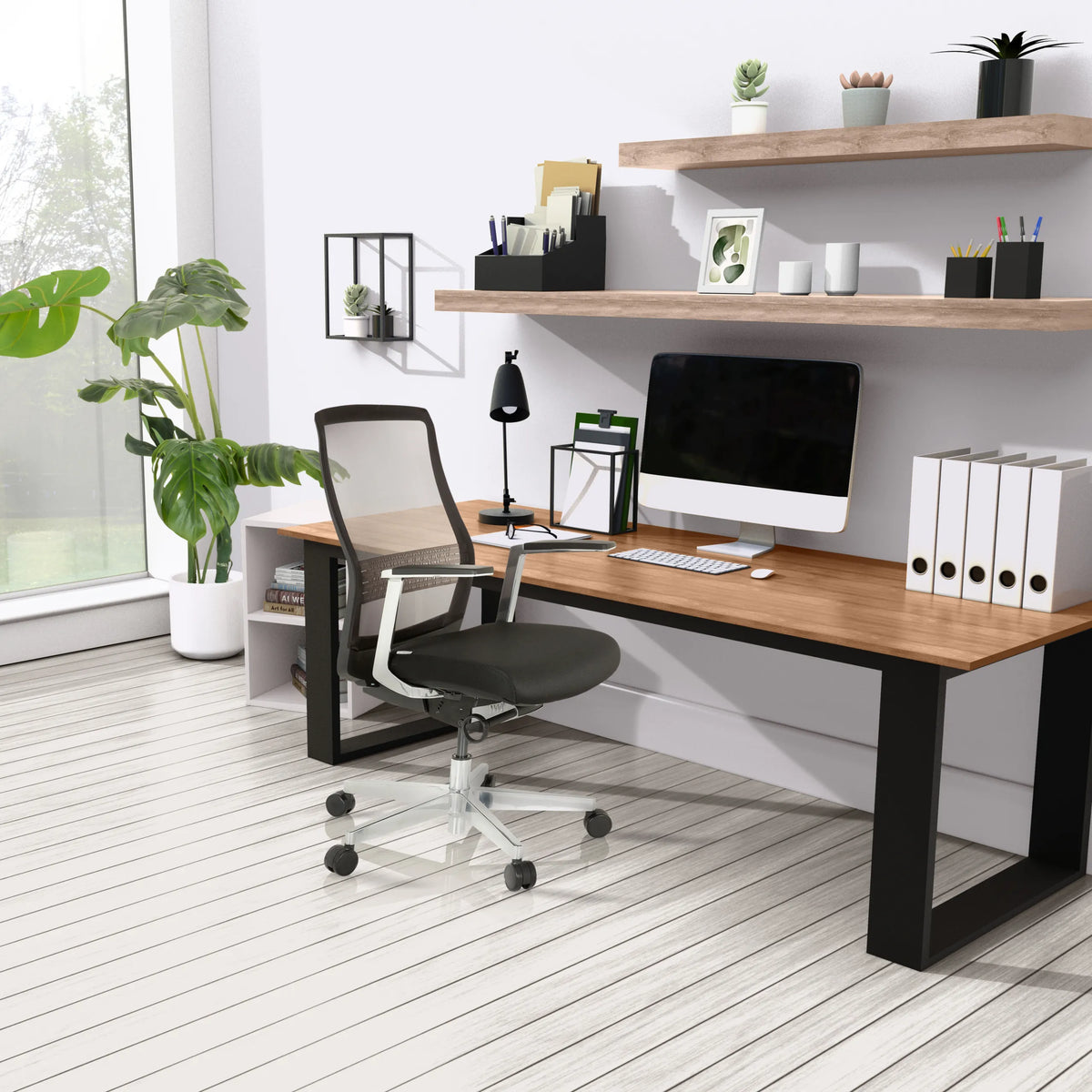 Högklassig kontorsstol FOUNTAINE PRO i svart med nätryggstöd framför ett skrivbord från hjh OFFICE